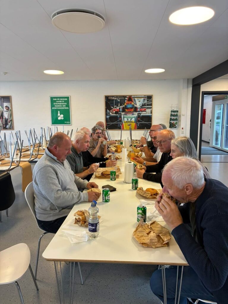 Deltagerne fra Sæby Håndværkerforening spiser sandwich sammen efter aktiviteterne hos DEKRA.
