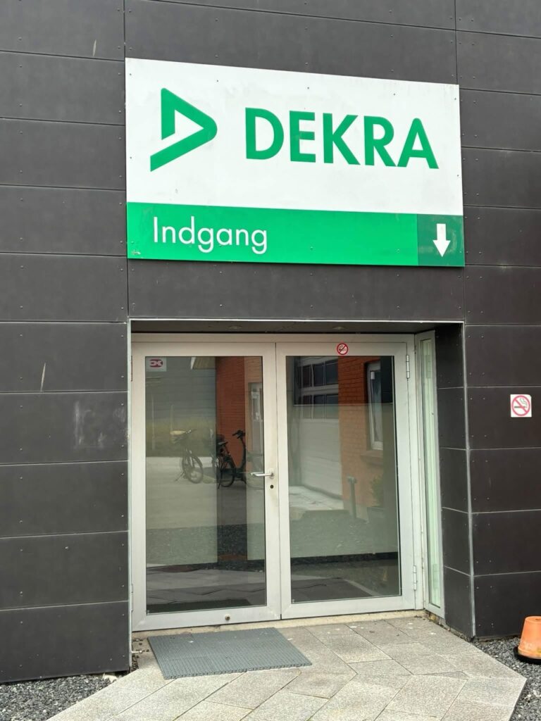 DEKRA-skilt over indgangen til bygningen.