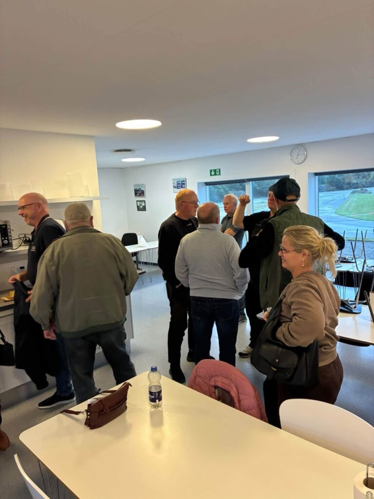 Deltagere fra Sæby Håndværkerforening taler sammen efter besøgets aktiviteter hos DEKRA.